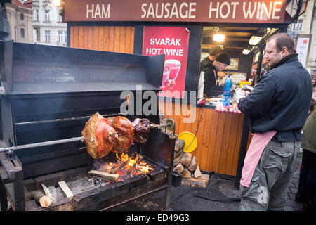 Poêlée de jambon sur feu ouvert lors de marché de Noël à Staromestske namesti square old town Prague République Tchèque Europe Banque D'Images