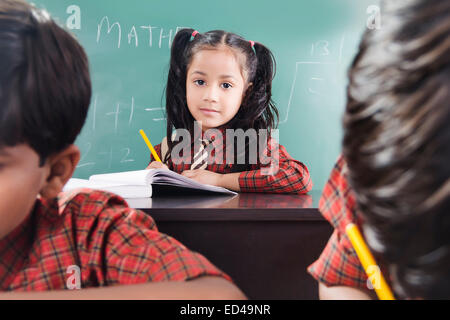 Les enfants indiens schooll étude étudiants Banque D'Images