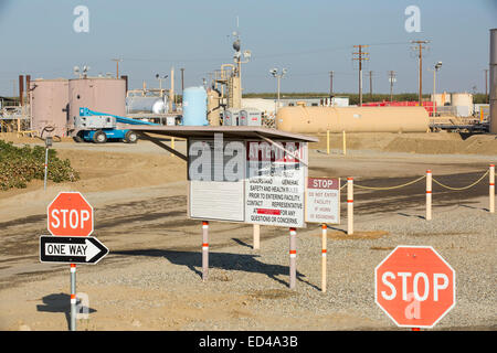 Un site de fracturation près de Bakersfield, Californie, USA. Banque D'Images