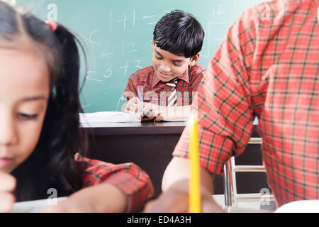 Les enfants indiens schooll étude étudiants Banque D'Images