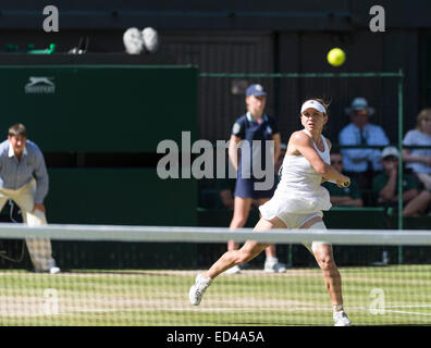 03.07.2014. Le Wimbledon Tennis Championships 2014 tenue à l'All England Lawn Tennis et croquet Club, Londres, Angleterre, Royaume-Uni. Ladies' semo-finale sur le Court central. Eugénie Bouchard (CAN) [13] (logo Nike, cheveux tressés) v Simona Helep (ROU) [3] (logo Adidas Banque D'Images