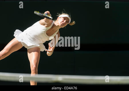 03.07.2014. Le Wimbledon Tennis Championships 2014 tenue à l'All England Lawn Tennis et croquet Club, Londres, Angleterre, Royaume-Uni. Ladies' semo-finale sur le Court central. Eugénie Bouchard (CAN) [13] (logo Nike, cheveux tressés) v Simona Helep (ROU) [3] (logo Adidas Banque D'Images