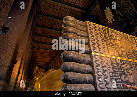 Thaïlande - de nacre illustrant les différentes caractéristiques de 108 propice un Bouddha sur la plante des pieds. Banque D'Images