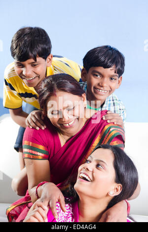 Mère indienne avec enfants home fun Banque D'Images