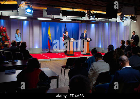 Le secrétaire d'Etat John Kerry et le président colombien Juan Manuel Santos faire des déclarations aux journalistes à la suite d'une rencontre bilatérale à la Casa de Nariño palais présidentiel à Bogota, Colombie, le 12 décembre 2014. Banque D'Images