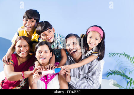 Les parents avec enfants mischief Banque D'Images