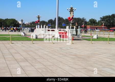 Flagstuff stand et garde chinois de la Place Tiananmen, Beijing Chine Banque D'Images