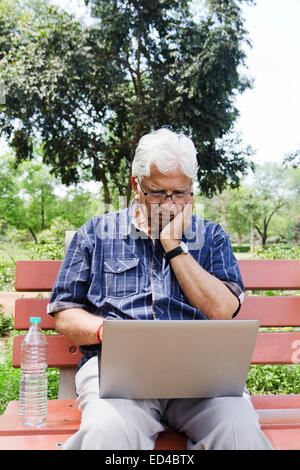Vieil homme indien de travail portable parc Banque D'Images