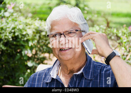 Vieil homme indien téléphone parlant du parc Banque D'Images