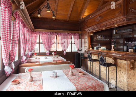 L'intérieur des restaurants ethniques anciennes en bois Banque D'Images