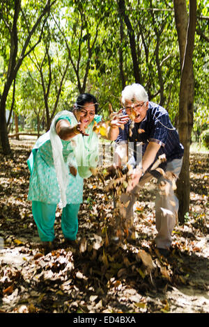 Vieux couple indien park Mischief Banque D'Images