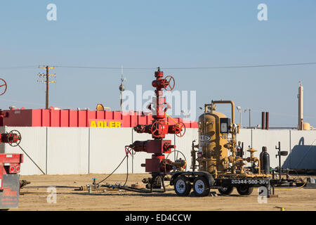 Un site de fracturation près de Bakersfield, Californie, USA. Banque D'Images