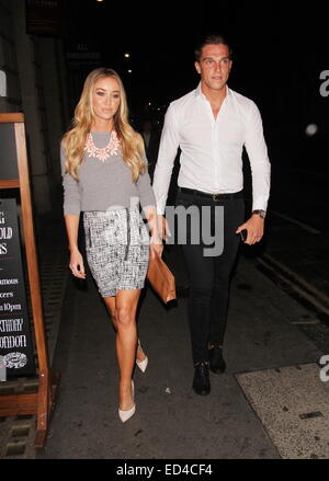 TOWIE star Lauren Pape porte sa propre gamme de vêtements pour le dîner au restaurant de la vapeur et de seigle pour célébrer Vas J Morgan's soeur Cosima Chi's birthday. Avec : Lauren Pope Où : London, Royaume-Uni Quand : 23 Juin 2014 Banque D'Images