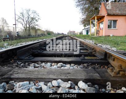 Le passage vers la ligne de chemin de fer est la plante qui est utilisée pour les trains de l'interrupteur de la voie à suivre. Banque D'Images