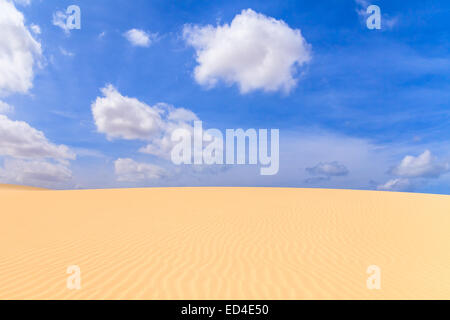 Dunes de sable dans le désert de Boavista avec ciel bleu et nuages, Cap Vert - Cap Vert Banque D'Images