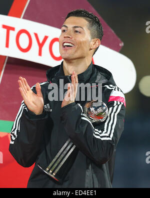 Marrakech, Maroc. 18Th Oct, 2014. Coupe du Monde de la Coupe du Club. Finale. Real Madrid contre San Lorenzo. L'avant du Real Madrid Cristiano Ronaldo célèbre sa deuxième meilleur joueur du tournois d'award. © Plus Sport Action/Alamy Live News Banque D'Images