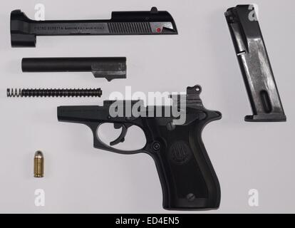 Pistolet italien Beretta 84F calibre 9mm court (ACP 380, 9mm Browning) Banque D'Images