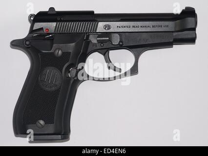 Pistolet italien Beretta 84F calibre 9mm court (ACP 380, 9mm Browning) Banque D'Images