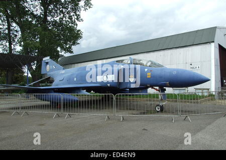 L'ex-Royal Air Force McDonnell Douglas Phantom FGR.2 (F-4M) (n/s XT899/B) du No 19 Squadron, RAF. peint en bleu dans l'ensemble à l'affiche au Musée Kbely Air Force Museum (République tchèque) à Prague, République tchèque, le 17 mai 2007. No 19 Sqn. a volé le Phantom FGR.2 de 1976 à 1992 et était surtout cantonné à RAF Wildenrath, en Allemagne. Banque D'Images