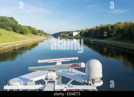 Bateau ou péniche croisière sur le Rhin-canal du Danube près de la ligne de partage des eaux ou du bassin hydrographique à Pierheim, Allemagne Banque D'Images
