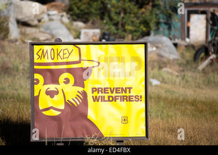 Un signe d'avertissement de danger de feu folk sauvage dans la forêt nationale d'El Dorado, California, USA. Banque D'Images
