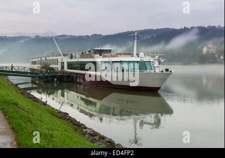 Sound of Music de Bow river bateau de croisière sur le Danube au crépuscule à Aschach an der Donau, Autriche Banque D'Images