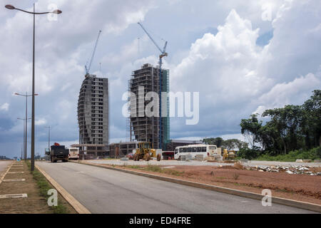 Construction de routes dans la jungle pour faire de la nouvelle capitale qui se construit à Oyala, la Guinée équatoriale, l'Afrique Banque D'Images