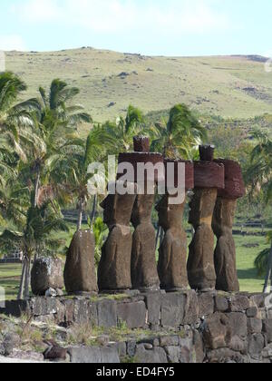 Le mystérieux Moai en pierre de l'ahu Ature, chiffres Plage Anakena, Rapa Nui (Île de Pâques), Chili Banque D'Images