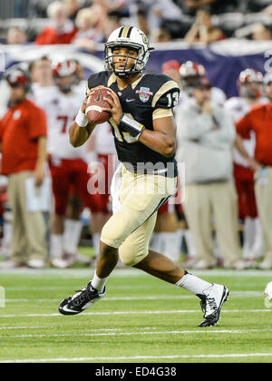 Saint Petersburg, FL, USA. Dec 26, 2014. UCF Knights quarterback Justin Holman (13) lors de la deuxième demi-action dans la Bol de Saint-Pétersbourg entre la NC State Wolfpack et l'UCF Knights. NC State défait Central Florida 34-27 au Tropicana Field à St Petersburg, FL Credit : csm/Alamy Live News Banque D'Images