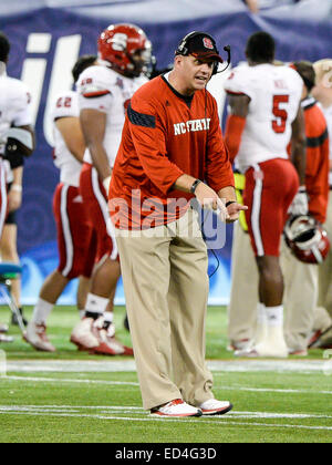 Saint Petersburg, FL, USA. Dec 26, 2014. NC State Wolfpack entraîneur en chef Dave Doeren durant la deuxième demi-action dans le bol de Saint-pétersbourg Bitcoin entre la NC State Wolfpack et l'UCF Knights. NC State défait Central Florida 34-27 au Tropicana Field à St Petersburg, FL Credit : csm/Alamy Live News Banque D'Images