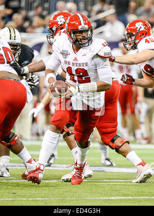 Saint Petersburg, FL, USA. Dec 26, 2014. NC State Wolfpack quarterback Jacoby Brissett (12) lors de la deuxième demi-action dans la Bol de Saint-Pétersbourg entre la NC State Wolfpack et l'UCF Knights. NC State défait Central Florida 34-27 au Tropicana Field à St Petersburg, FL Credit : csm/Alamy Live News Banque D'Images