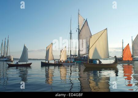 Windjammers historique prendre part à la Grande Course de goélettes à Penobscot Bay au large de la côte de Rockland, dans le Maine. Banque D'Images