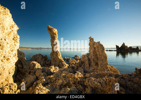 Les formations de tuf célèbre lac Mono, Californie, USA Banque D'Images