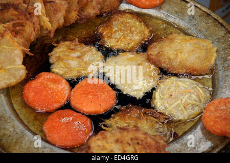 Les pommes de terre et l'igname dans l'huile de friture, Vietnam Banque D'Images