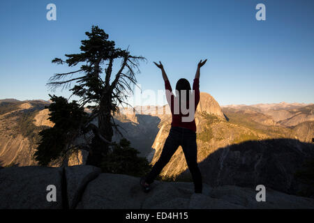 Un touriste sur Glacier Point surplombant la vallée de Yosemite, California, USA. Banque D'Images