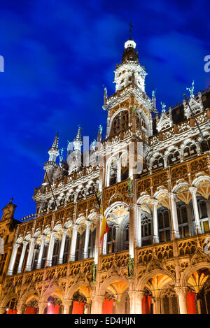 Bruxelles, Bruxelles, Belgique. L'image de nuit avec Grand Place (Grote Markt) et Maison du Roi, construite en 1536 Banque D'Images