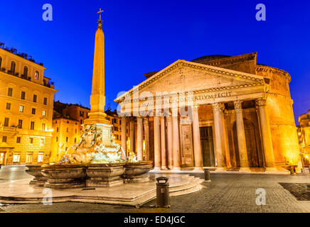 Nuit image du Panthéon, de l'architecture ancienne de Rome, Italie, datant de la civilisation de l'Empire romain Banque D'Images