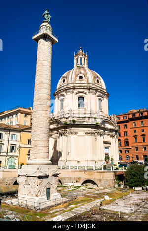 Rome, Italie. La colonne Trajane est une colonne triomphale de l'empereur romain Trajan commémorant la victoire dans les guerres daces. Banque D'Images