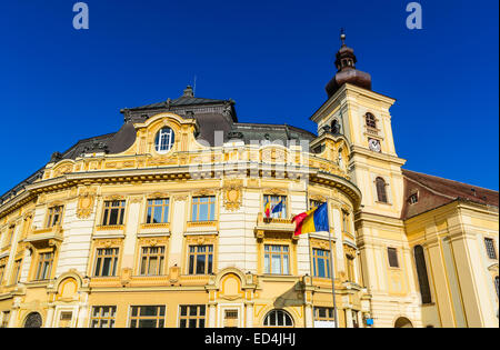 Détails de l'architecture de l'Hôtel de ville dans le Grand carré, centre ville de Sibiu, ville médiévale de Transylvanie, Roumanie. Banque D'Images