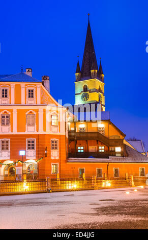 Sibiu, Transylvanie. Evangelical Cathedral, domine la place, petite ville médiévale de Saxon Sibiu, Roumanie. Banque D'Images