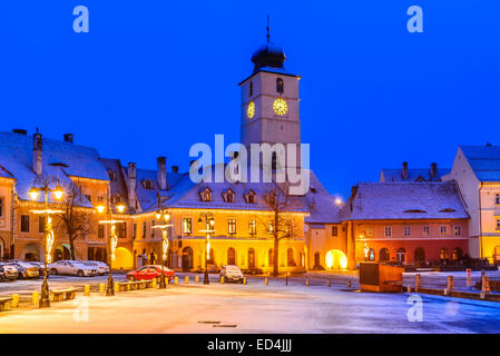 Sibiu, Roumanie. Image Twilight Tour du Conseil de la région de petite place, au centre-ville de Sibiu, en Transylvanie. Banque D'Images