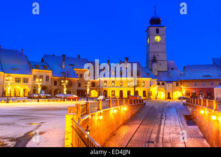 Sibiu, Roumanie. Image Twilight Tour du Conseil de la région de petite place, au centre-ville de Sibiu, en Transylvanie. Banque D'Images