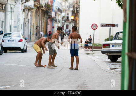 Enfants jouant dans les rues de La Havane Cuba Banque D'Images