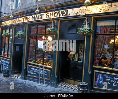 Le Malt Shovel, Taylor Walker pub de la vieille ville d'Édimbourg, Écosse, Royaume-Uni dans la soirée Banque D'Images
