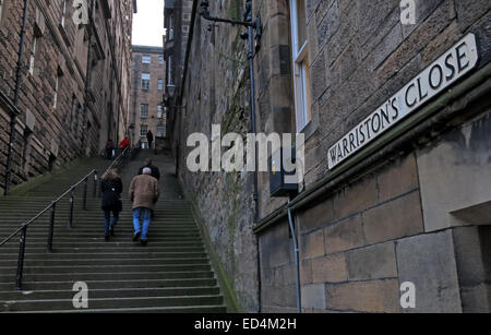 Steep Steps up Warristons Close, Édimbourg, avec deux marcheurs, Écosse, Royaume-Uni, EH1 1PG Banque D'Images