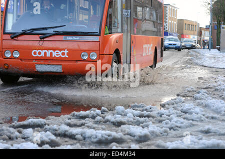 Hucknall, Nottinghamshire, Angleterre. Dec 27, 2014. Légère de dégel la dernière nuit de neige, mais temps de gel devrait se poursuivre dans les semaines et nouvel an . Credit : IFIMAGE/Alamy Live News Banque D'Images