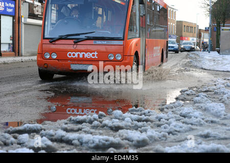 Hucknall, Nottinghamshire, Angleterre. Dec 27, 2014. Légère de dégel la dernière nuit de neige, mais temps de gel devrait se poursuivre dans les semaines et nouvel an . Credit : IFIMAGE/Alamy Live News Banque D'Images