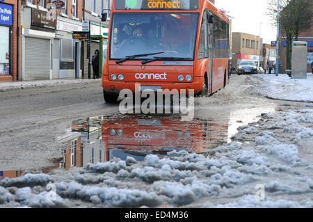 Hucknall, Nottinghamshire, Angleterre. Dec 27, 2014. Légère de dégel la dernière nuit de neige, mais temps de gel devrait se poursuivre dans les semaines et nouvel an . Credit : IFIMAGE/Alamy Live News Banque D'Images