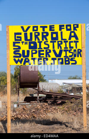 Un support de vote poster près de Bakersfield, Californie, USA. À la suite d'une sécheresse sans précédent de quatre ans, Bakersfield est maintenant le plus sec des villes des USA. La plupart de la Californie est en sécheresse exceptionnelle, le plus haut niveau de classification de la sécheresse. 428 000 hectares de terres agricoles ont été retirées de la production en raison du manque d'eau, des milliers de travailleurs agricoles ont perdu leur emploi et un tiers de tous les enfants en Californie se couchent. Banque D'Images