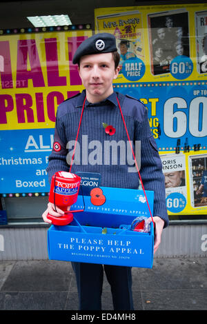 Un jeune homme, adolescent, portant un uniforme de la corp, la collecte de l'appel du pavot, 2014 Banque D'Images